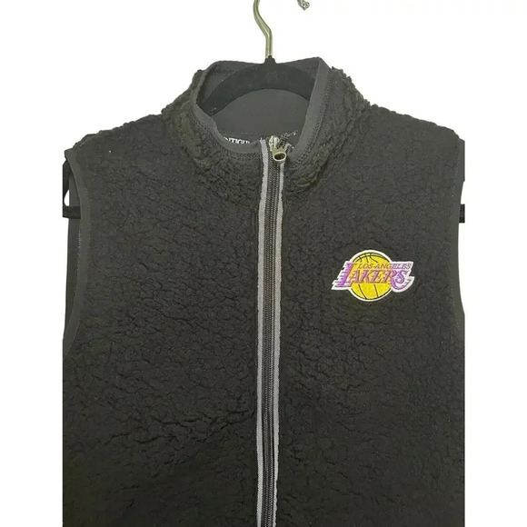NWT Antigua Los Angeles Lakers Women’s Fuzzy Vest Black Size Medium - Picture 3 of 5